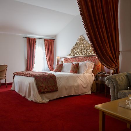 Hotel Villa Condulmer Mogliano Veneto Εξωτερικό φωτογραφία A suite at the hotel
