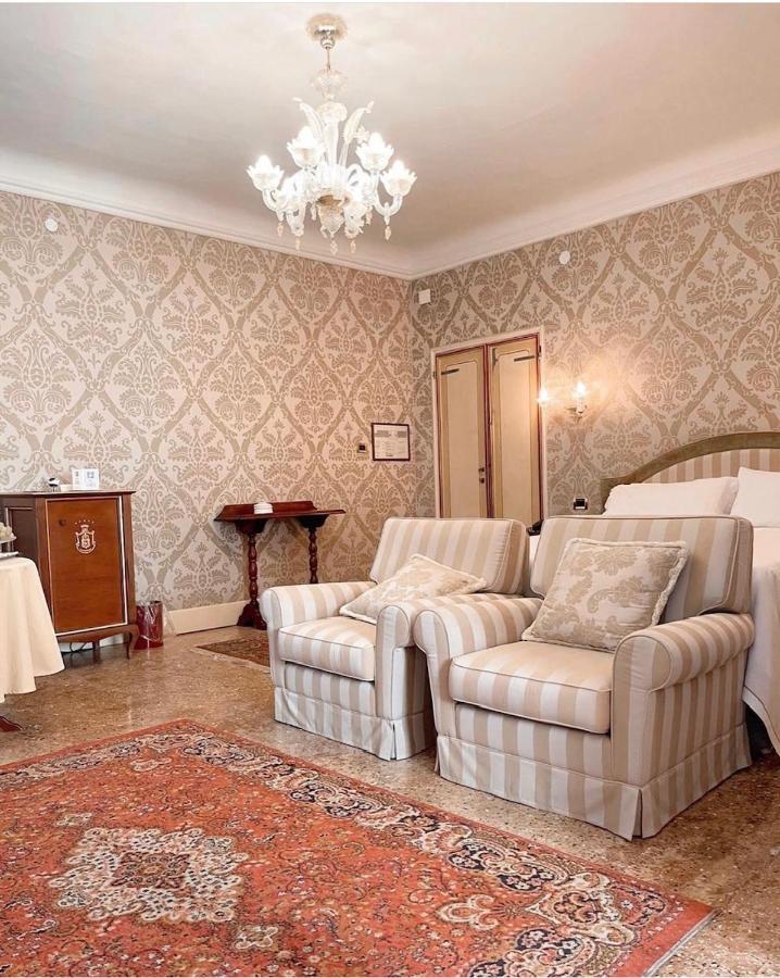 Hotel Villa Condulmer Mogliano Veneto Εξωτερικό φωτογραφία A room at the hotel