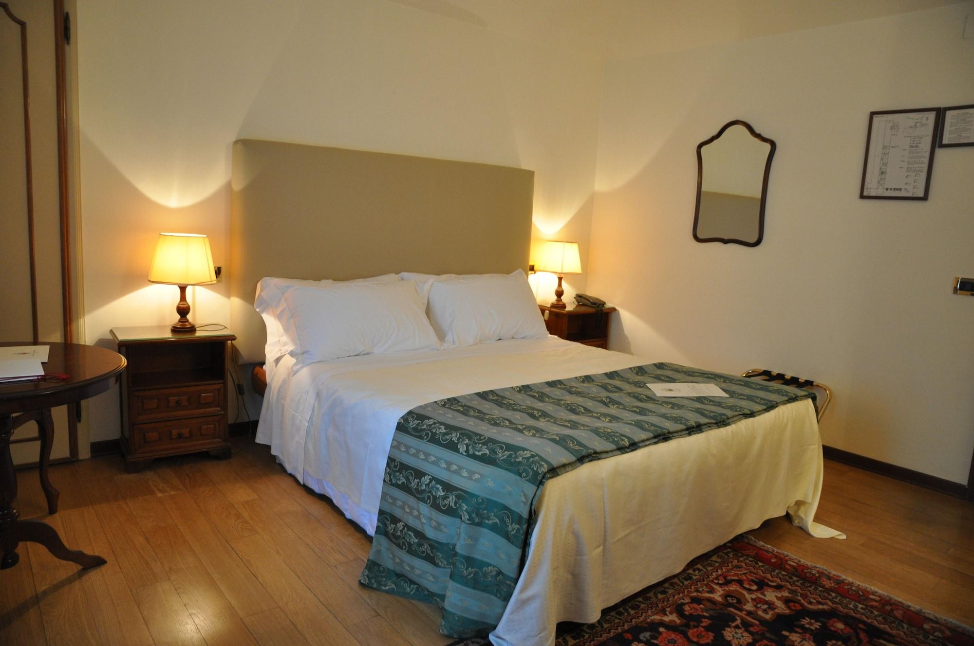 Hotel Villa Condulmer Mogliano Veneto Εξωτερικό φωτογραφία A guest room at the hotel