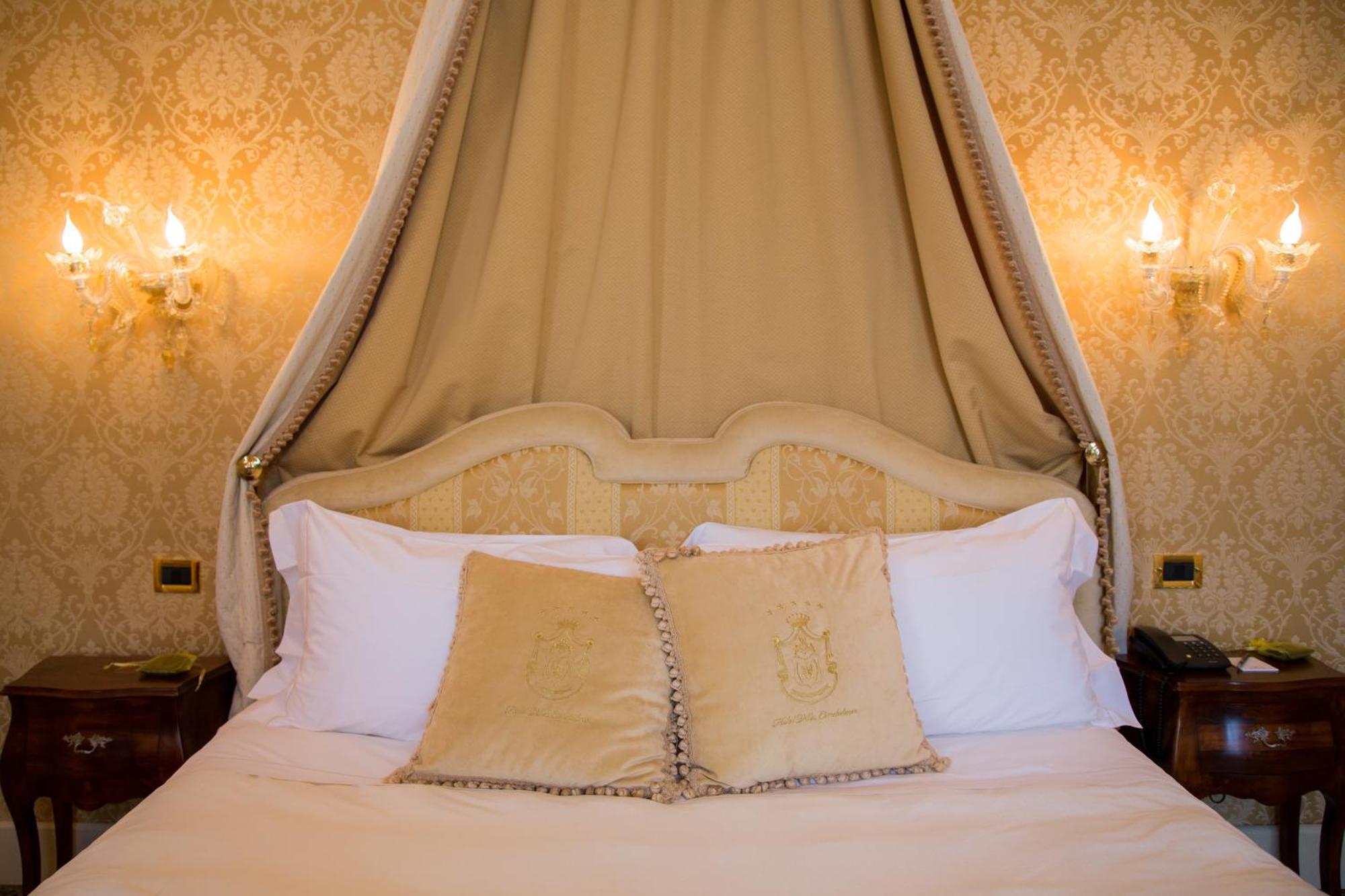 Hotel Villa Condulmer Mogliano Veneto Δωμάτιο φωτογραφία A bed with a four-poster