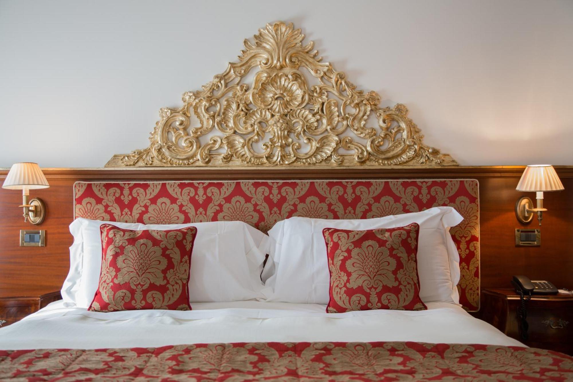 Hotel Villa Condulmer Mogliano Veneto Δωμάτιο φωτογραφία A bed with a headboard