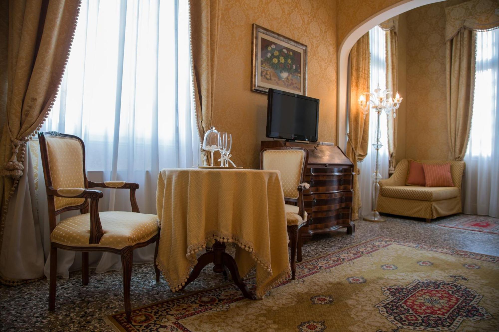 Hotel Villa Condulmer Mogliano Veneto Δωμάτιο φωτογραφία A room at the hotel