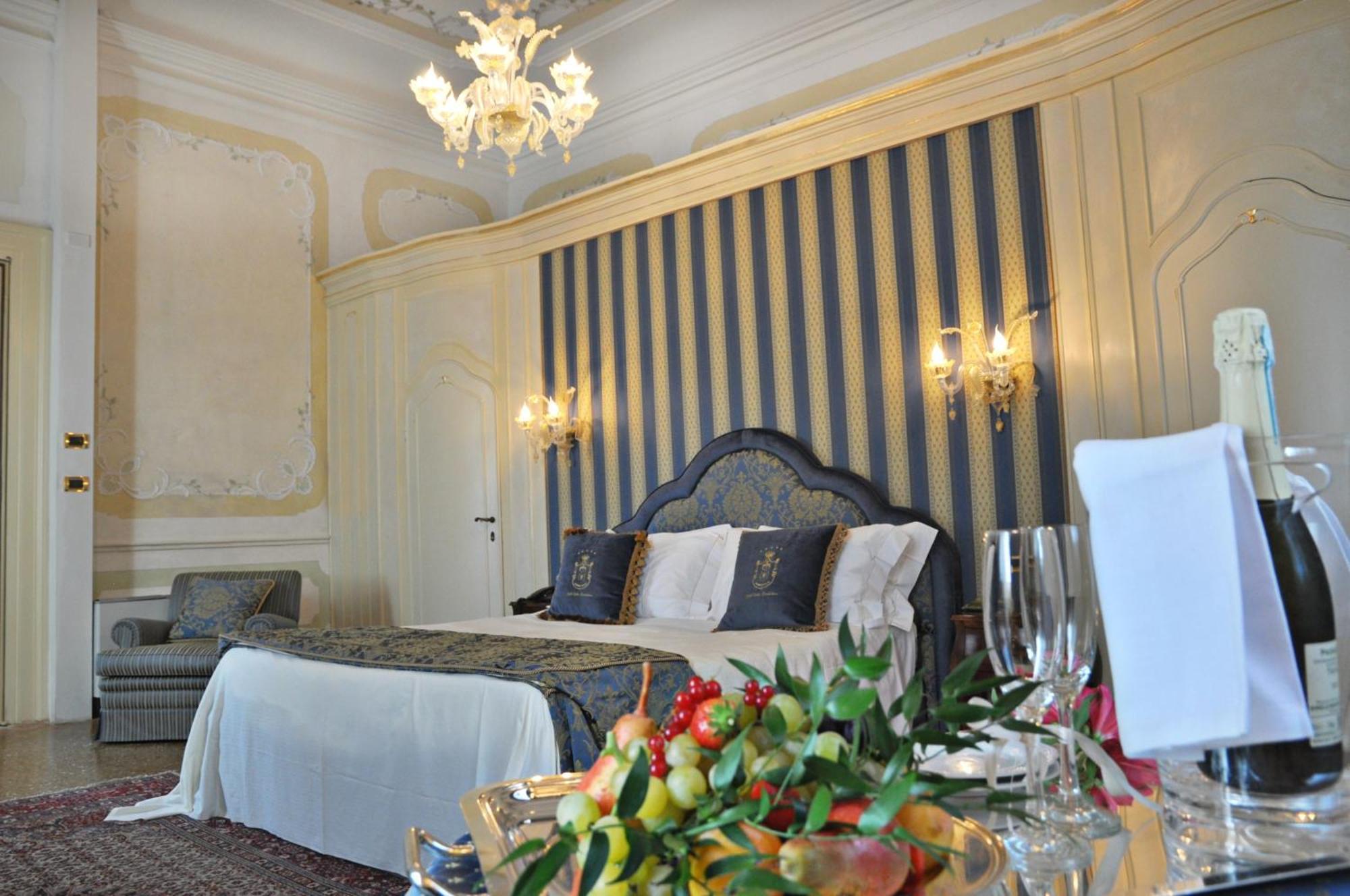 Hotel Villa Condulmer Mogliano Veneto Δωμάτιο φωτογραφία A suite at the hotel