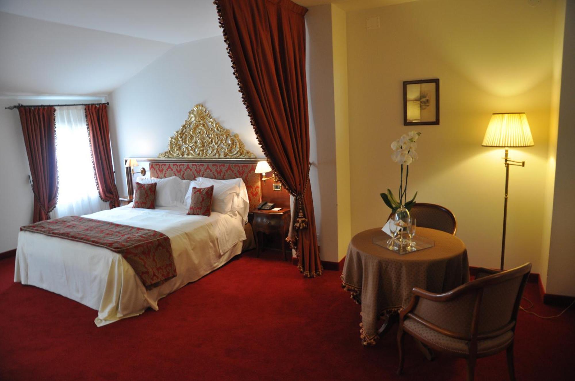 Hotel Villa Condulmer Mogliano Veneto Δωμάτιο φωτογραφία A room at the hotel