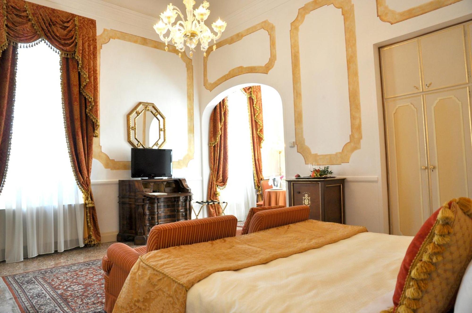 Hotel Villa Condulmer Mogliano Veneto Δωμάτιο φωτογραφία A room at the hotel