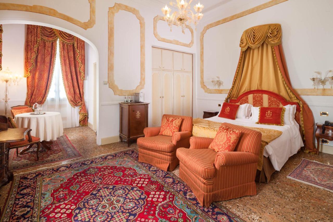 Hotel Villa Condulmer Mogliano Veneto Εξωτερικό φωτογραφία A room at the hotel