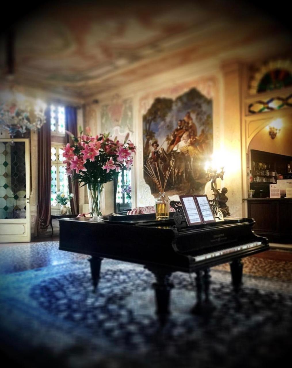 Hotel Villa Condulmer Mogliano Veneto Εξωτερικό φωτογραφία The piano in the living room of the house