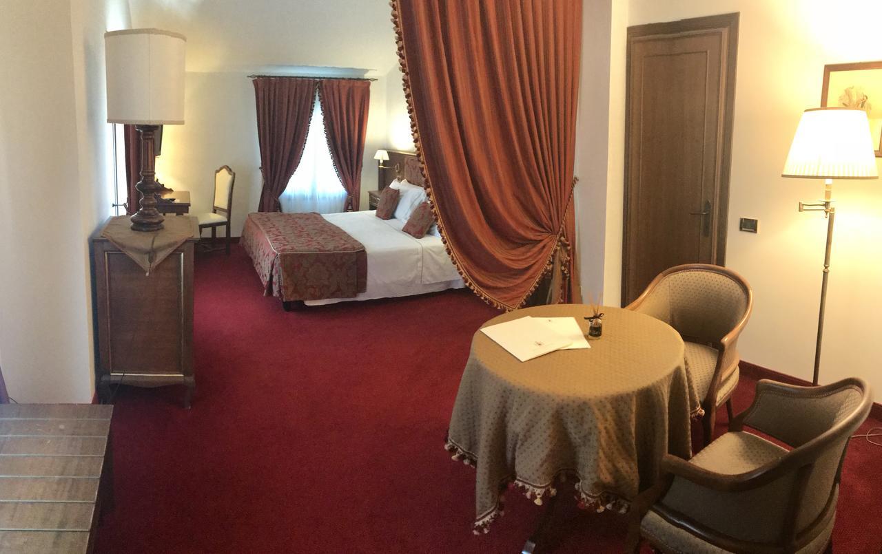 Hotel Villa Condulmer Mogliano Veneto Εξωτερικό φωτογραφία A room at the hotel