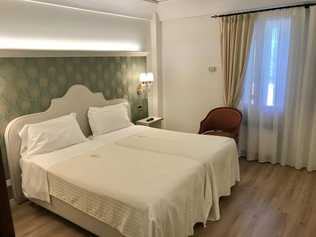 Hotel Villa Condulmer Mogliano Veneto Εξωτερικό φωτογραφία A room at the hotel