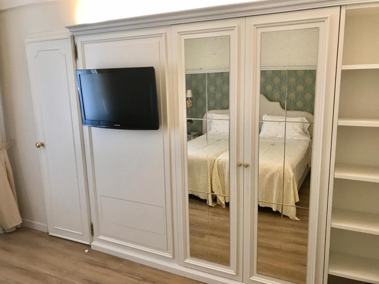 Hotel Villa Condulmer Mogliano Veneto Εξωτερικό φωτογραφία A mirrored armoire