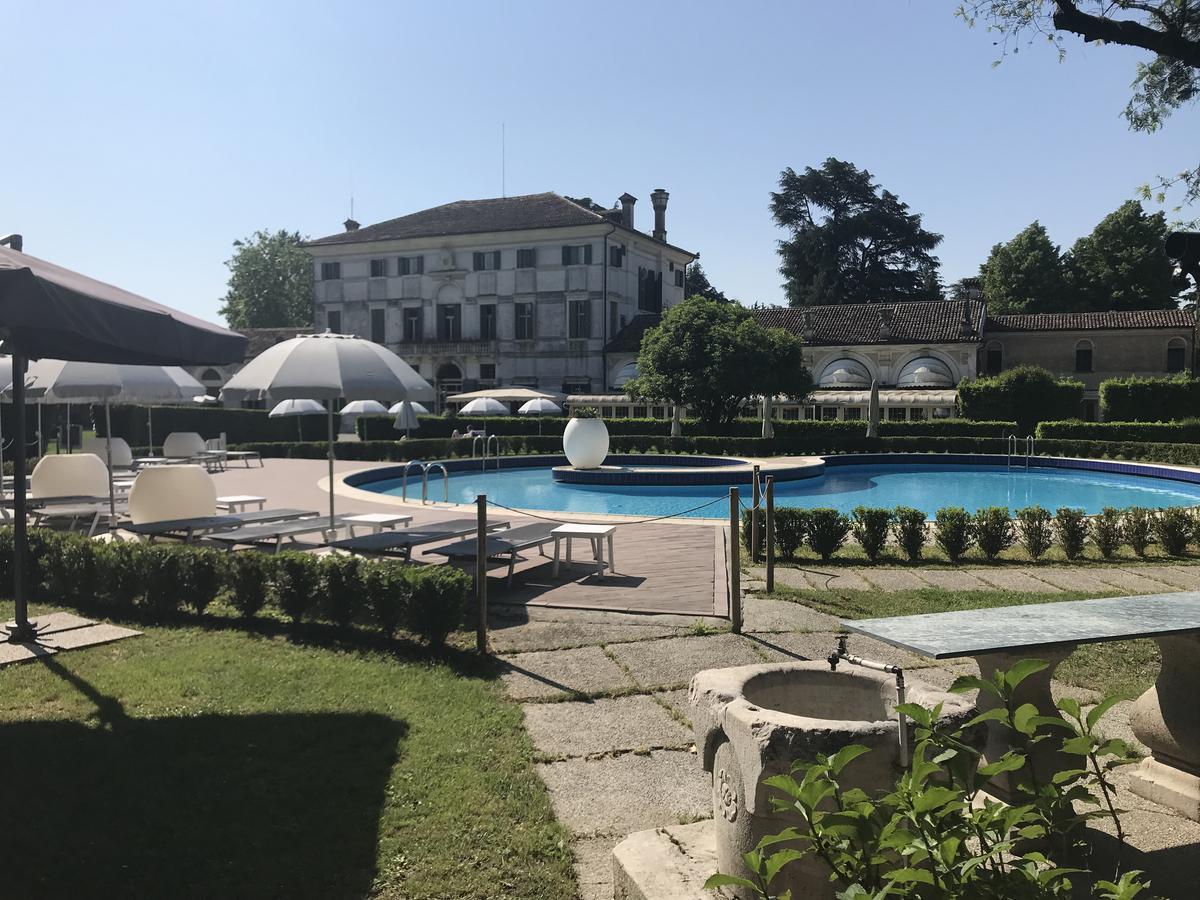 Hotel Villa Condulmer Mogliano Veneto Εξωτερικό φωτογραφία The swimming pool at the hotel