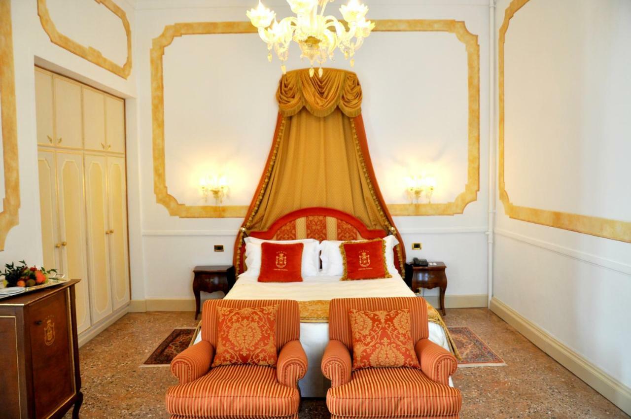 Hotel Villa Condulmer Mogliano Veneto Εξωτερικό φωτογραφία A room at the hotel